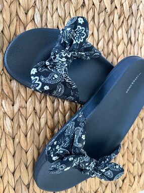 14th & Union Women’s Blue Paisley Knot Slide Sandals EUC